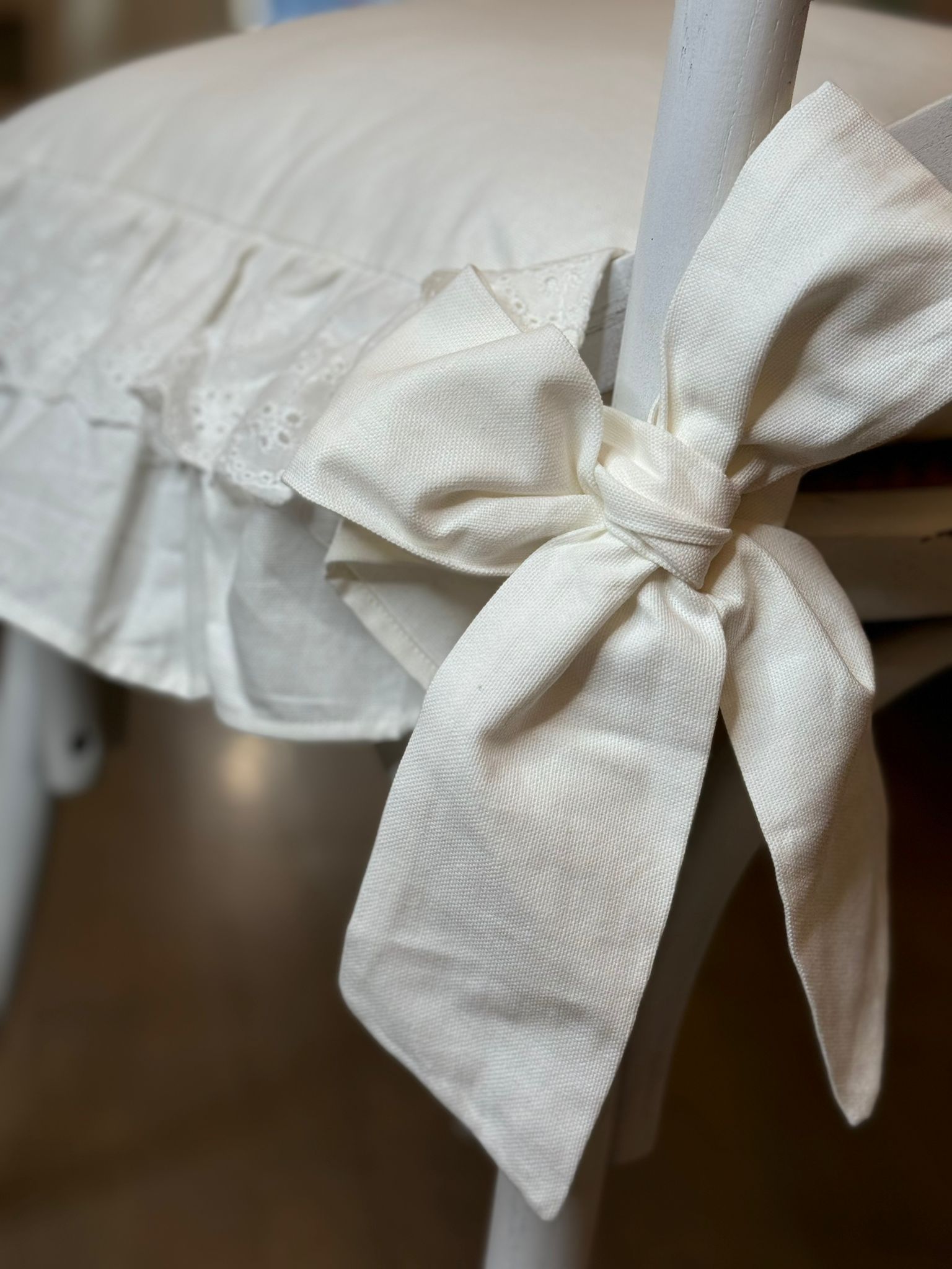 Cuscino da sedia sartoriale in panama bianco con pizzo sangallo - 45x45 cm - Fiorentino Home